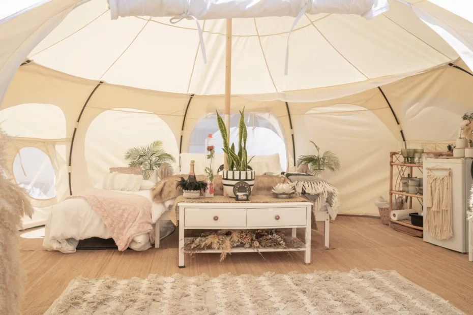 Blick in ein luxuriös ausgestattetes Zelt für Glamping