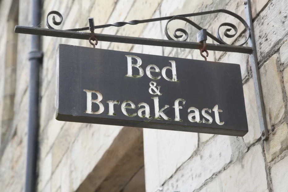 Schild an der Hauswand einer Privatunterkunft "Bed & Breakfast"